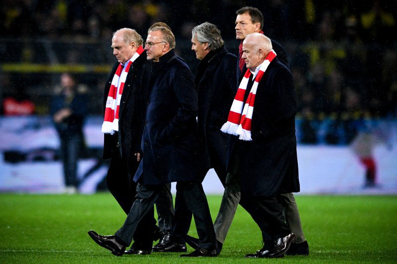 &quot;Вся президентська рать & quot; - президент & quot; Баварії & quot; Улі Хенесс (перший
зліва) і голова правління Карл-Хайнц Румменігге (другий зліва)