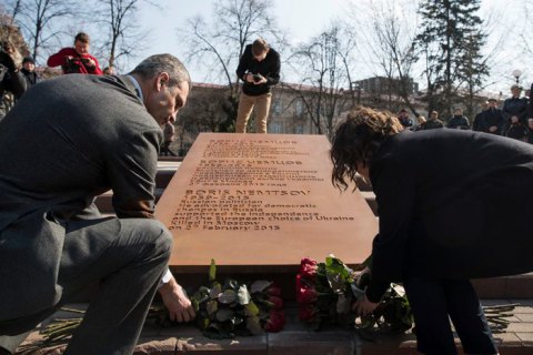 Возле посольства РФ в Киеве открыли сквер имени Немцова