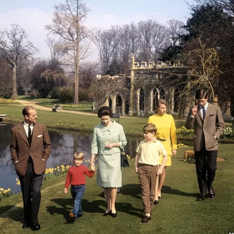 Прогулянка королеви з чоловіком і дітьми в приватному саду Фрогмор у Віндзорі 1968 року. На знімку зліва направо: герцог Единбурзький, принц Едвард, королева Єлизавета II, принц Ендрю, принцеса Анна та принц Чарльз. 