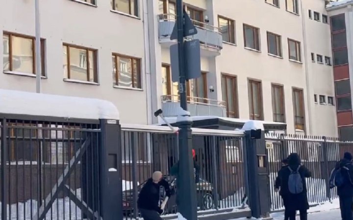 Фінляндія закликала Росію гарантувати безпеку посольства в Москві після інциденту з кувалдами 