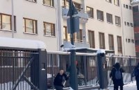 Фінляндія закликала Росію гарантувати безпеку посольства в Москві після інциденту з кувалдами 