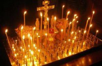 Суд у Росії виніс вирок жінці, що прикурила від свічки в церкві