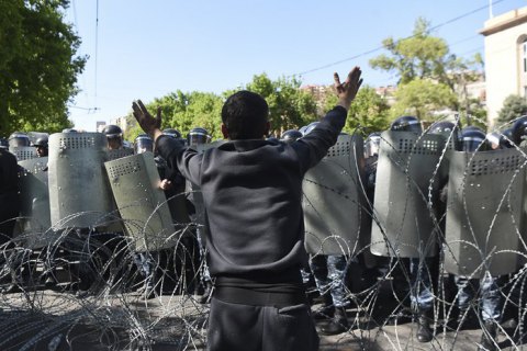 На акции протеста в Ереване вышли студенты и люди в военной форме