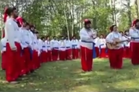 Хасиды, застрявшие на границе с Беларусью, надели шаровары и спели украинский гимн