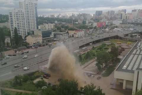 У метро "Демеевская" в Киеве из-за аварии на трубопроводе образовался 10-метровый грязевой фонтан (добавлены фото) 