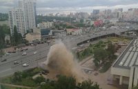 У метро "Демеевская" в Киеве из-за аварии на трубопроводе образовался 10-метровый грязевой фонтан (добавлены фото) 
