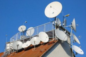 "Регионалы" хотят запретить самовольную установку спутниковых тарелок на жилых домах