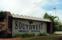 Школьника из Флориды наказали за объятия