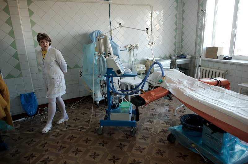 Центр підтримки материнства у Краматорську. Аня, операційна медсестра, показує обладнання пологової зали