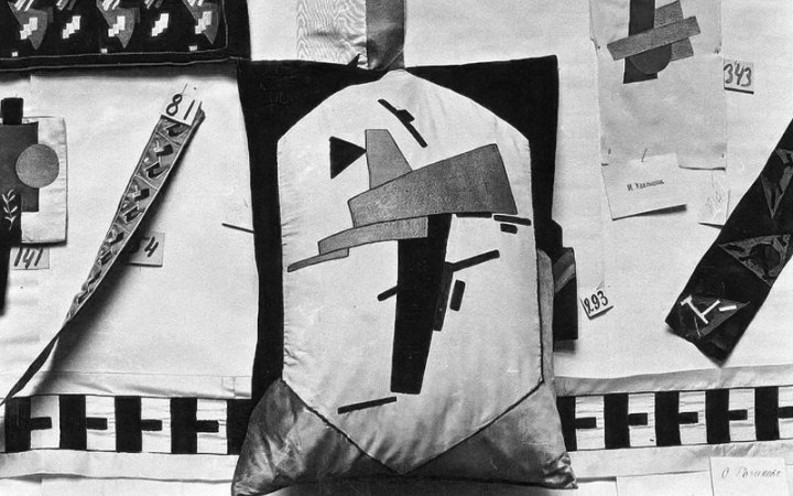 В Україні відтворили подушку з супрематичною вишивкою Малевича 1915 року, її представлено на виставці Ukraine WOW
