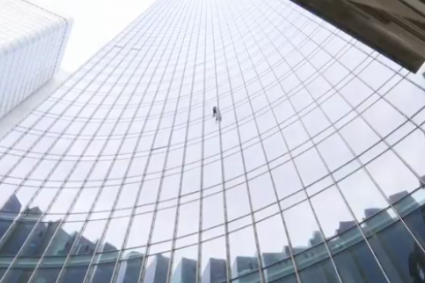 "Человека-паука" задержали за подъем на небоскреб в Германии