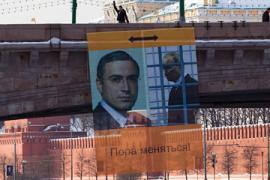 Напротив Кремля вывесили плакат с Путиным за решеткой