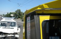 В Киеве микроавтобус жестко протаранил "маршрутку"