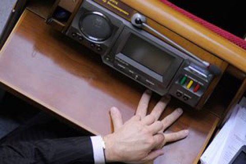 ​Старая система голосования "Рада-3" без сенсорной кнопки готова к работе