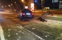 У Києві на Набережному шосе Toyota врізалася в опору шляхопроводу