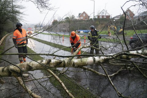 Жертвами урагана в Европе стали не менее шести человек