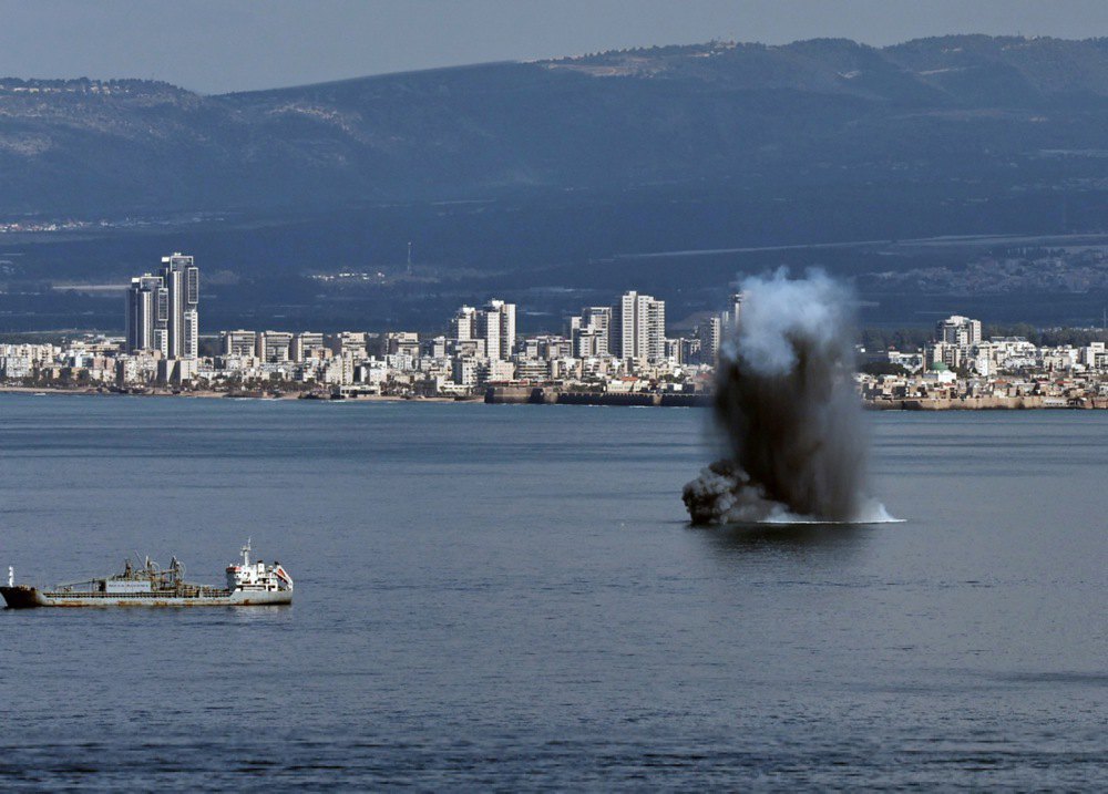 Стовп диму після падіння іранської ракети у море біля ізраїльського міста Хайфа