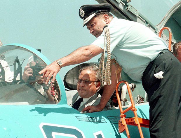 Индийский офицер и заместитель министра обороны Индии Анхид Кумар на представлении реактивного истребителя Су-30МК-6, который
был разработан Россией специально для Индии, 15 июня 1998 года.