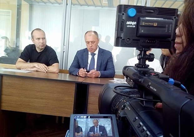 Мамай (справа) під час слухання у справі колишнього свого заступника Трихна, якого судять за спробу дати судді хабара, у
Київському суді Полтави, 26 травня 2016 року