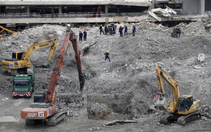 У Таїланді розшукують 17 осіб у зв'язку з обваленням вежі в Бангкоку