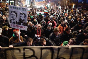 Протестующие в Болгарии всю ночь не выпускали министров из здания парламента 