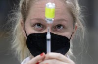 В воскресенье в Украине сделали менее 42 тысяч прививок от ковида