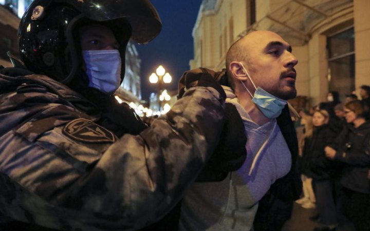 За участь у мітингах проти мобілізації в РФ затримали понад тисячу осіб, - ЗМІ 