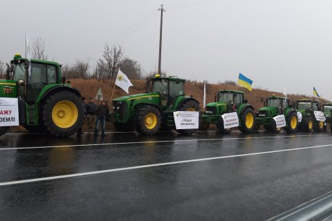 В 13 областях Украины аграрии перекрыли дороги, протестуя против продажи земли 