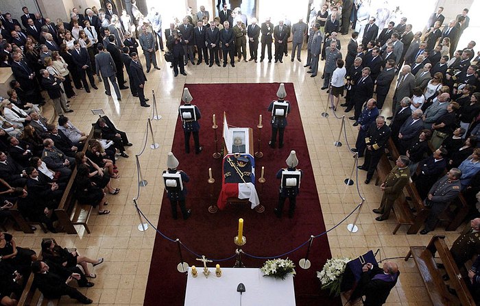 Церемония прощания с чилийским диктатором Аугусто Пиночетом, Сантьяго, 11 декабря 2006.
