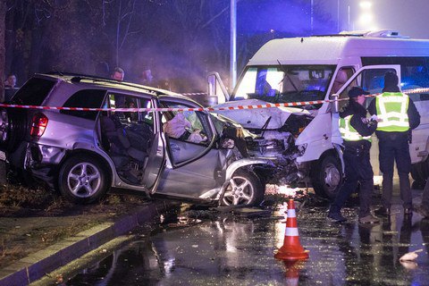 У Києві у лобовому зіткненні маршрутки і легкового автомобіля загинули двоє людей, 11 постраждали