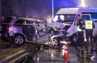 В Киеве в лобовом столкновении маршрутки и легкового автомобиля погибли два человека, 11 пострадали