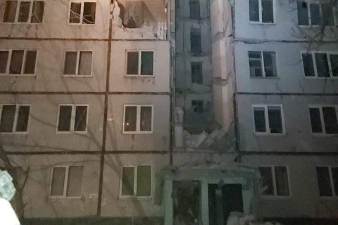 У Харкові після влучення снаряда в багатоповерхівку загинула жінка