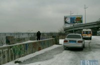 Мужчина прыгнул с моста метро в Киеве и разбился насмерть