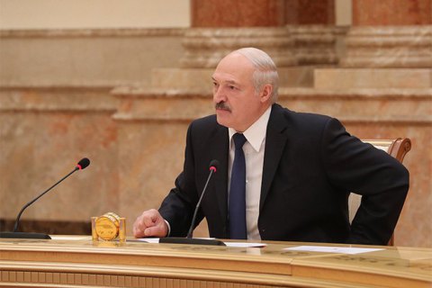 Лукашенко сравнил соперника на выборах с хряком и заявил, что не отдаст Беларусь