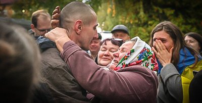 Обмін після трьох років невідомості: “Моя дитина, синочок, їде додому”