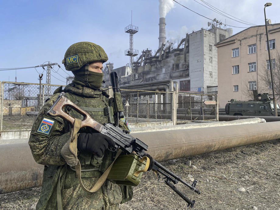Российские 'миротворцы' из сил ОДКБ охраняют территорию ТЭЦ в Алматы, Казахстан, 12 января 2022 года.