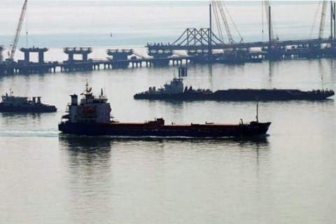Біля Керченської протоки, очікуючи проходження, скупчилося понад 140 кораблів
