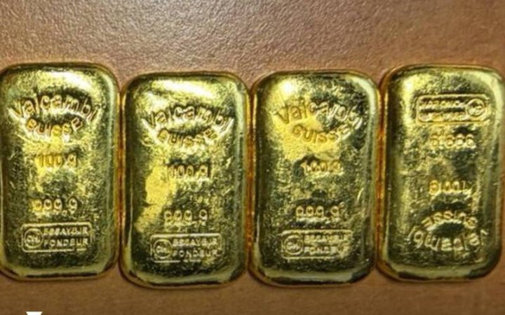 На Буковині контрабандистки заховали золоті злитки і ланцюжки у шкарпетках та молитовнику