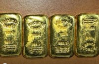 На Буковині контрабандистки заховали золоті злитки і ланцюжки у шкарпетках та молитовнику