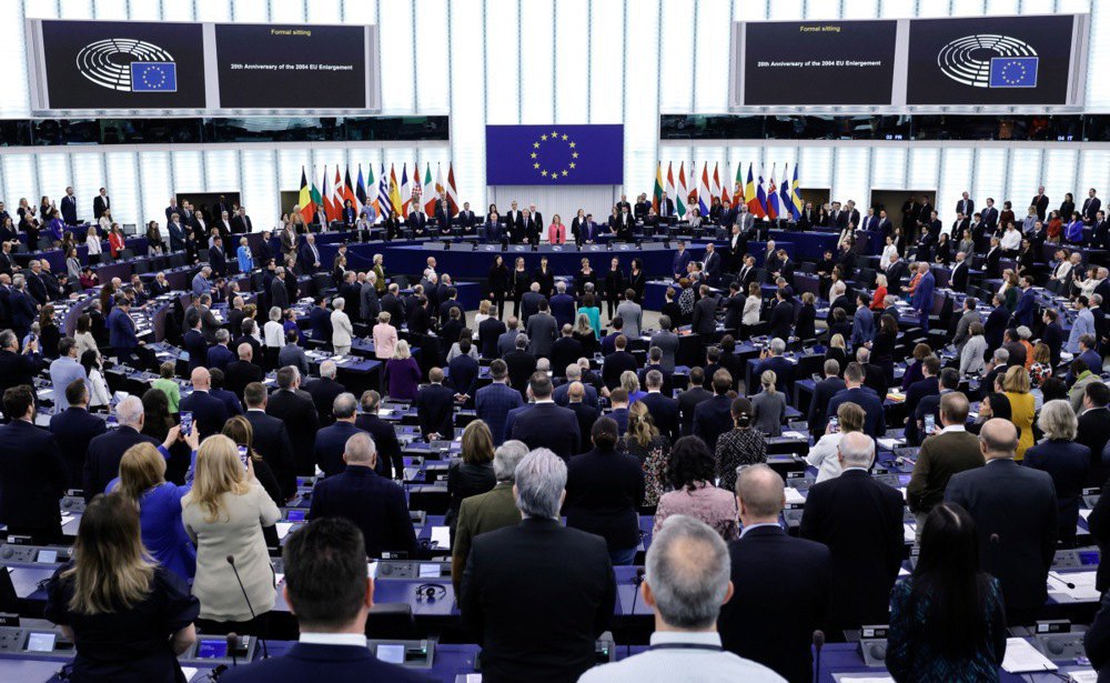 Члени Європейського парламенту стоять, слухаючи гімн ЄС, під час офіційного засідання з нагоди 20-ї річниці розширення ЄС, 24 квітня 2024 року
