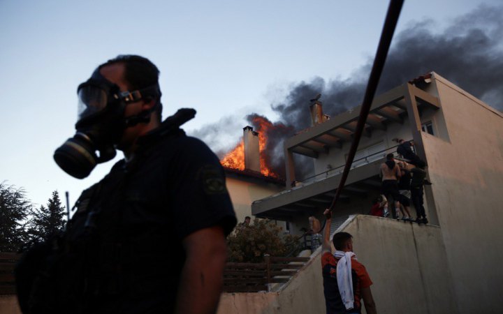 Греція бореться з п'ятьма великими лісовими пожежами, мешканці поблизу Афін евакуюються 