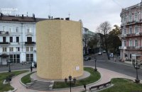 Пам'ятник Катерині II в Одесі заховали за семиметровим парканом