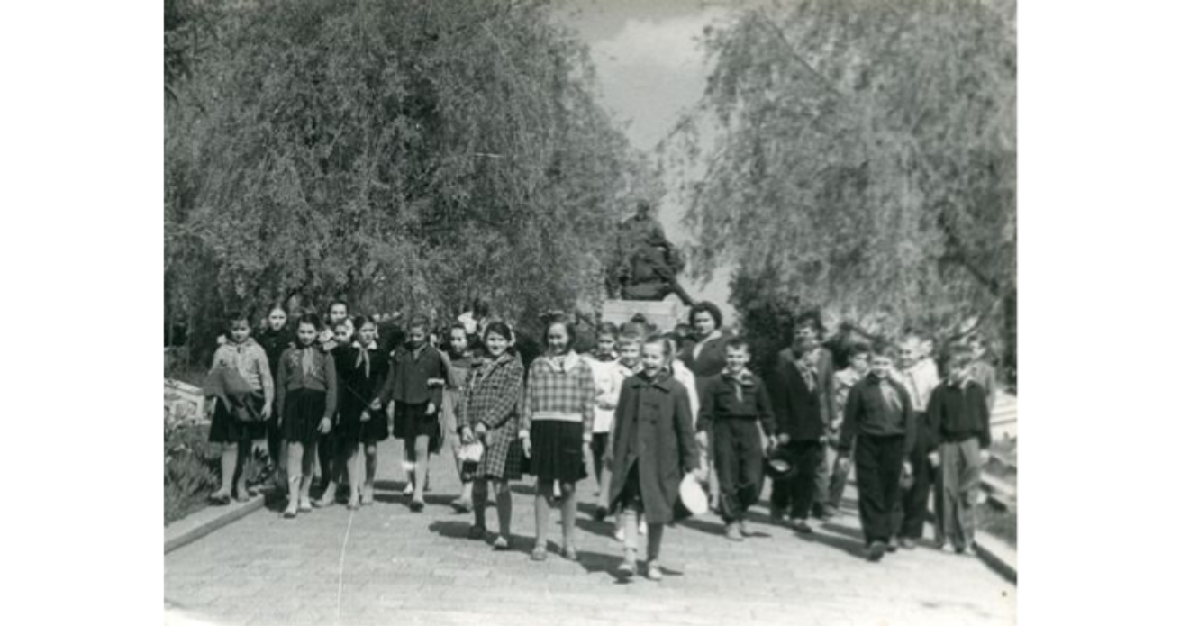 Школярі відвідують Пагорб Слави у Львові. На другому плані скульптурна композиція "Мати-Вітчизна". 1960-1975