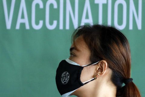 В правительстве США заявили, что вакцинированным против ковида носить маски не нужно