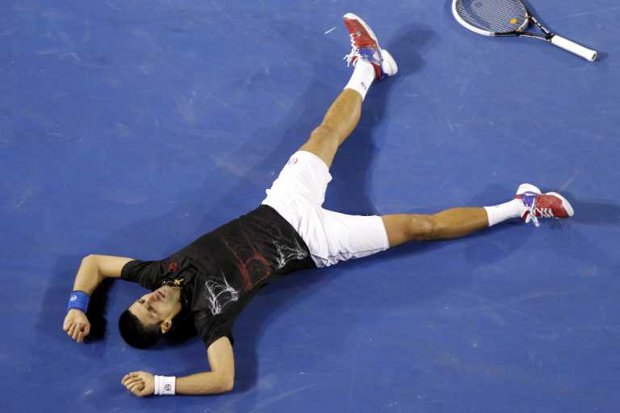 Новак Джокович как упал после финала Australian Open, так до сих пор встать на ноги не может