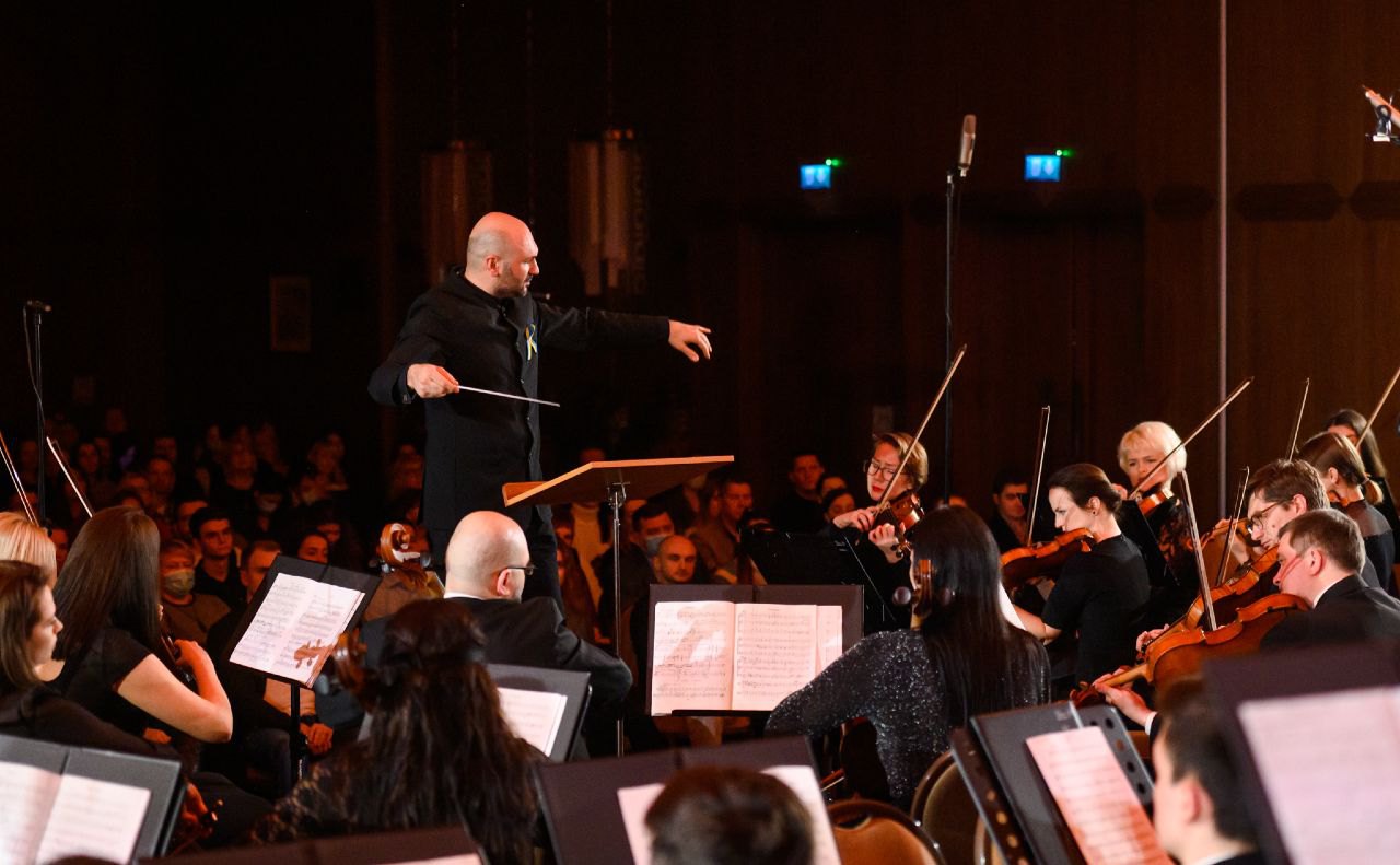 Kyiv Symphony Orchestra на чолі з диригентом Міхеїлом Менабде під час вистави з нагоди свята закоханих, 17 лютого 2022.