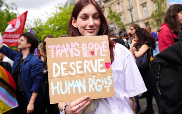 Британський суд постановив, що юридичне визначення жінки стосується біологічної статі