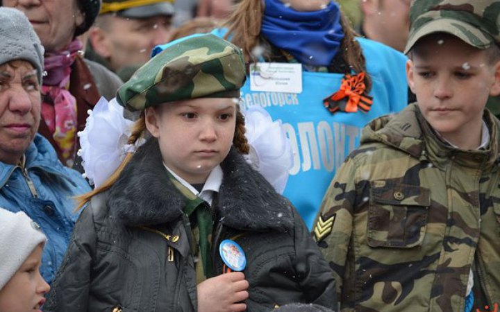 У російських школах дітей навчають любити армію і демонізують Захід, – New York Times