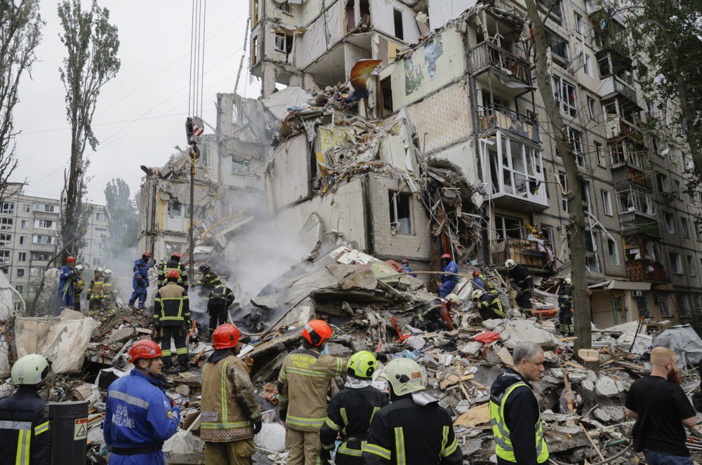 Рятувальники працюють на місці атаки на Київ 31 липня