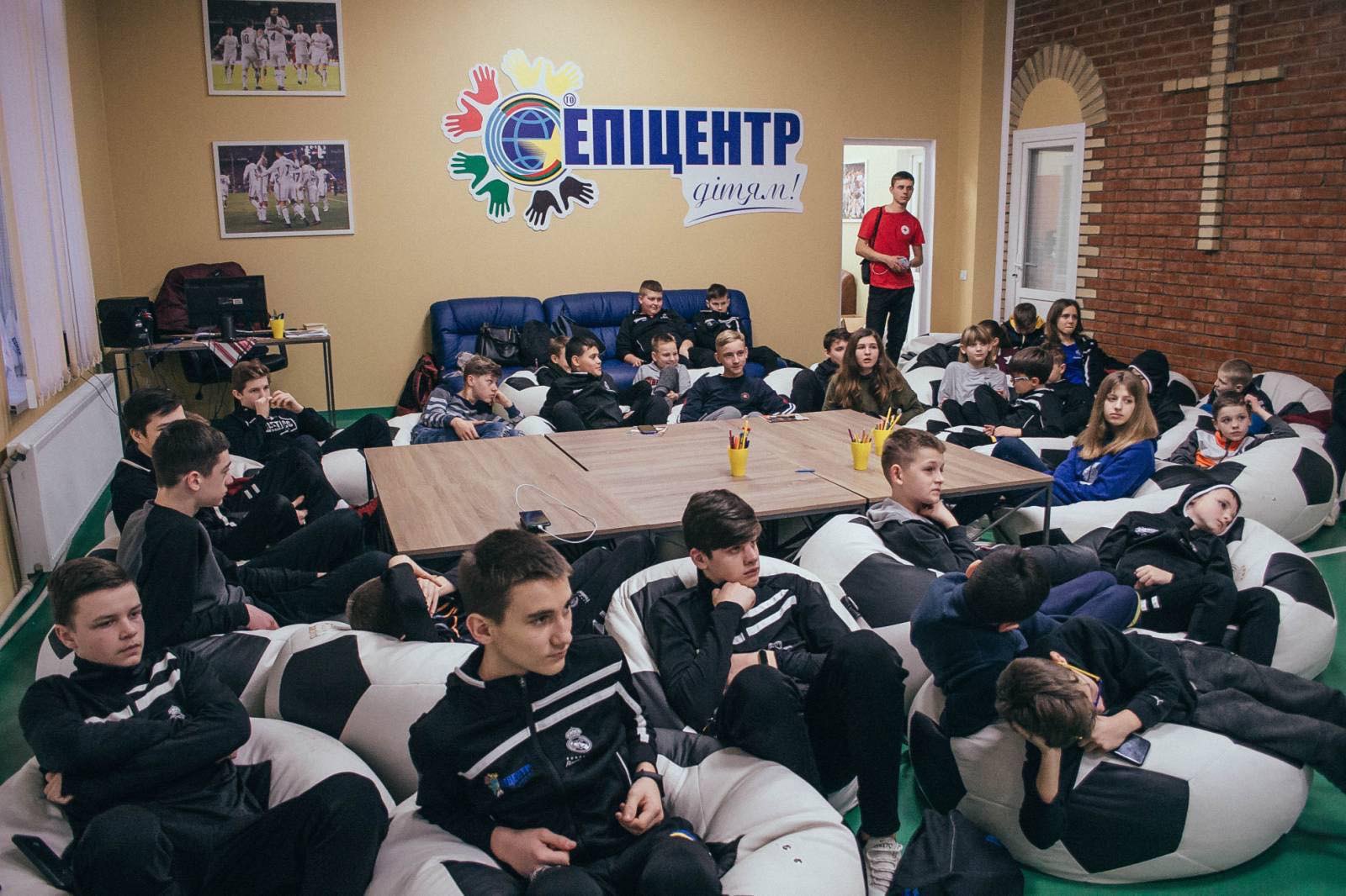 Учні соціально-спортивної школи в навчальному центрі в приміщенні церкви св. Василія Великого